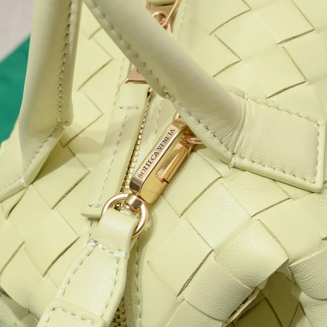 Batch 1560 #Bv Small Intrecciato woven leather bowling bag with detachable crossbody strap, single interior flat pocket, zipper closure "Classic weaving craftsmanship" is an indispensable symbol of the brand🔥. The meticulous weaving craftsmanship not only makes the bucket bag show a sense of high-end, but also adds a sense of agility to it, exuding a simple and elegant beauty. It is made of soft and delicate sheepskin texture. It is light and comfortable, and reveals a sense of high-end everywhere. The color matching is refreshing and clean, and the upper body is aged~concave shape! A bowling bag that can be used for both work and leisure. Size: 20.5*15.5*10cm, model: 7460#